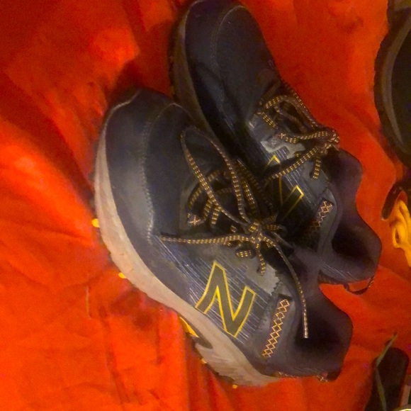 New balance tennis shoes - Picture 1 of 3